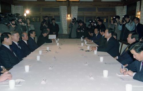 이한동 국무총리 제1차 양당국정협의회 주재 이미지