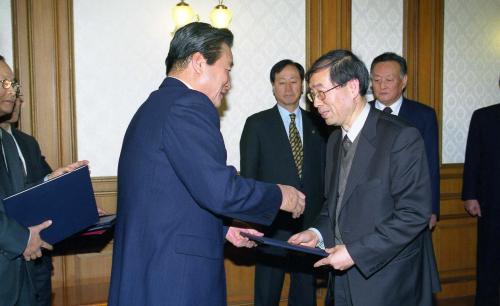 이한동 국무총리 제주 4ㆍ3 사건 진상조사보고서 작성기획단 위촉장 수여식 이미지