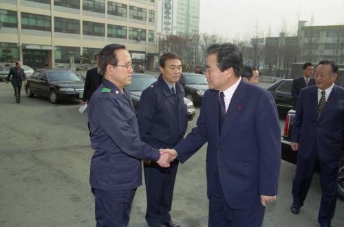 이한동 국무총리 서울경찰청 기동단 격려방문 이미지