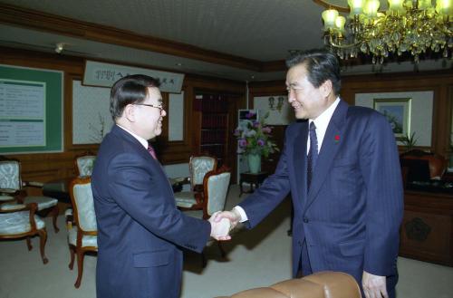 이한동 국무총리 서병철 통일연구원장 접견 이미지