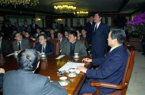 이한동 국무총리 출입기자단 Tea-time 이미지