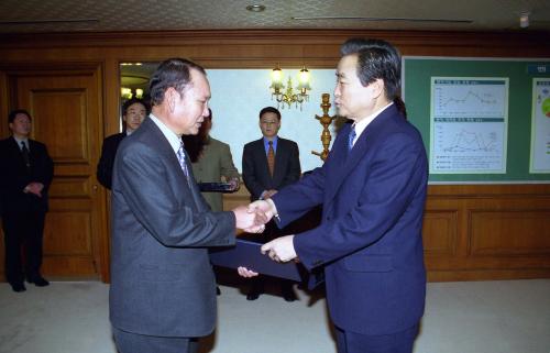 이한동 국무총리 김재종 민정수석 임명장 수여식 이미지