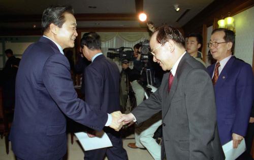 이한동 국무총리 제3차 사회관계장관회의 주재 이미지