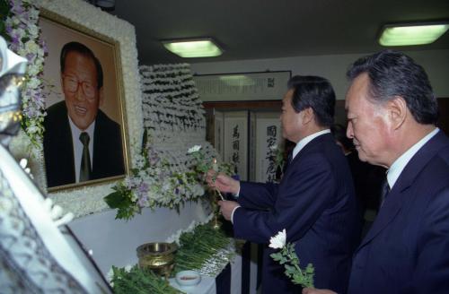 이한동 국무총리 고 정주영 현대 전 명예회장 빈소 조문 이미지