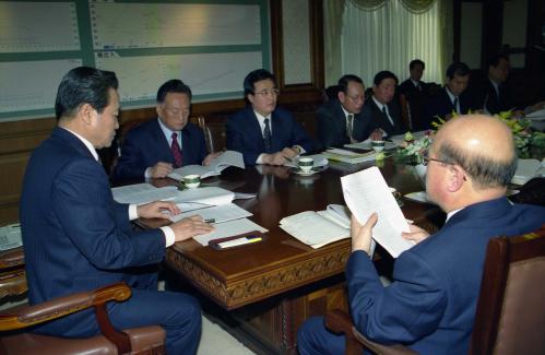 이한동 국무총리 국무총리실 간부회의 주재 이미지