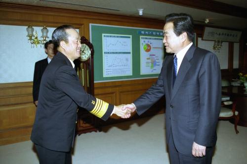 이한동 국무총리 장정길 신임 해군 참모총장 접견 이미지