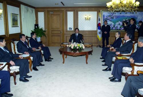 이한동 국무총리 이남순 한국노동조합총연맹 위원장 접견 이미지