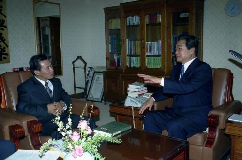 이한동 국무총리 황윤원 한국행정연구원 원장 접견 이미지