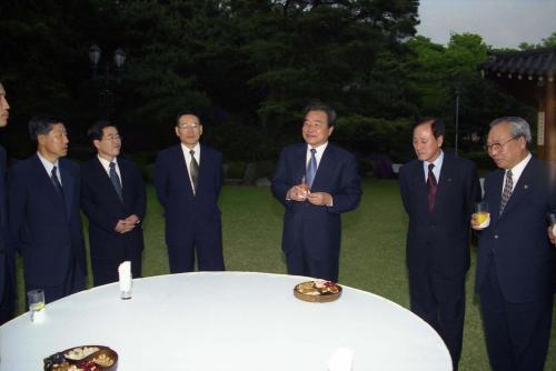 이한동 국무총리 퇴임 차관 초청 만찬, 기념촬영 이미지