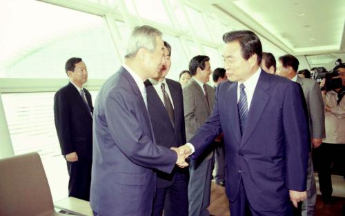 이한동 국무총리 중동 4개국 공식방문 환송행사 참석 이미지