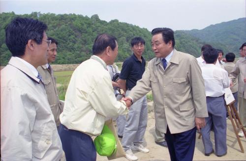 이한동 국무총리 농작물 가뭄현장 순시(강원도 철원) 이미지