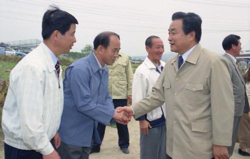 이한동 국무총리 농작물 가뭄현장 순시(경기도 포천) 이미지