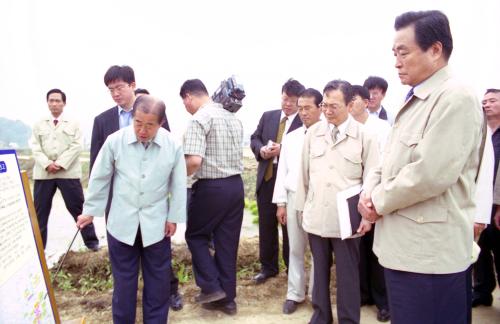 이한동 국무총리 농작물 가뭄현장 순시 이미지