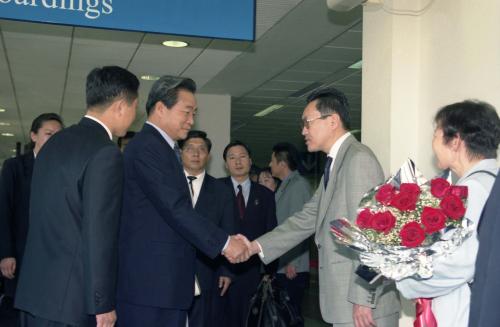 이한동 국무총리 내외분 몽골 울란바타르 도착 행사 참석 이미지