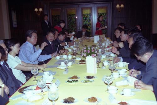 이한동 국무총리 수행기자단 조찬 간담회 이미지