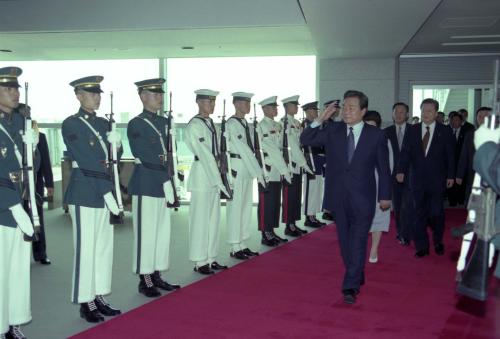 이한동 국무총리 내외분 인천국제공항 도착 환영행사 이미지