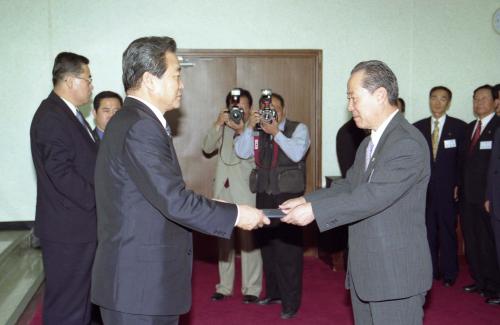 이한동 국무총리 제15대 미수복지 명예시장ㆍ군수 위촉식 이미지