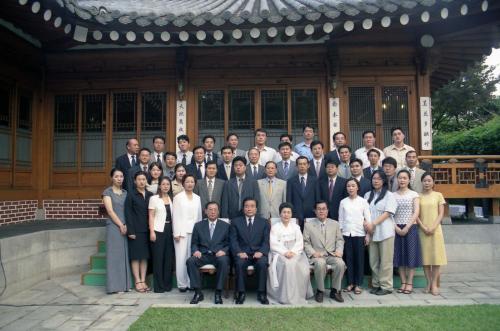 이한동 국무총리 내외분 1차 국무총리실 직원 격려 만찬 기념촬영 이미지