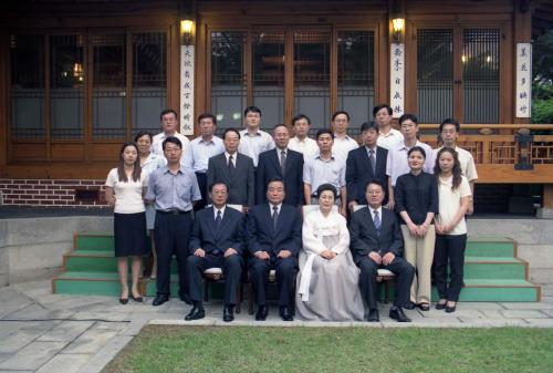 이한동 국무총리 내외분 2차 국무총리실 직원 격려 만찬, 기념촬영 이미지