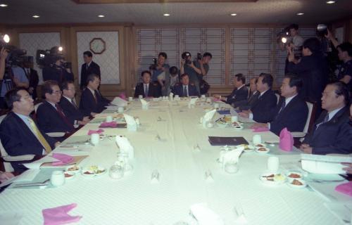 이한동 국무총리 노동관계장관회의 주재 이미지