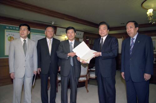 이한동 국무총리 일본교과서 역사왜곡관련 범국민서명자명부 전달식 이미지