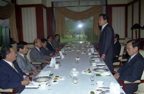 이한동 국무총리 안병우 전 국무조정실장 및 퇴직 조정관 송별연 참석 이미지