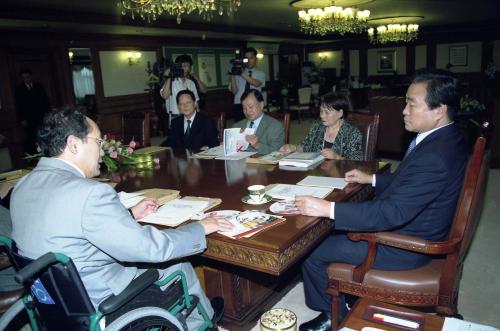 이한동 국무총리 한국에이즈퇴치연맹 회장단 접견 이미지