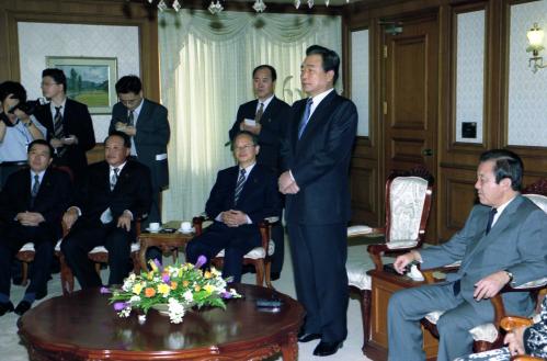 이한동 국무총리 정무위원회 국정감사의원 접견 이미지