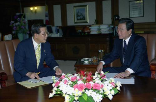 이한동 국무총리 박준영 국정홍보처장 보고청취 이미지