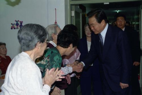 이한동 국무총리 청운양로원 방문 이미지