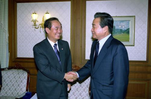 이한동 국무총리 미주 한인회 총연합회 회장단 접견, 기념촬영 이미지