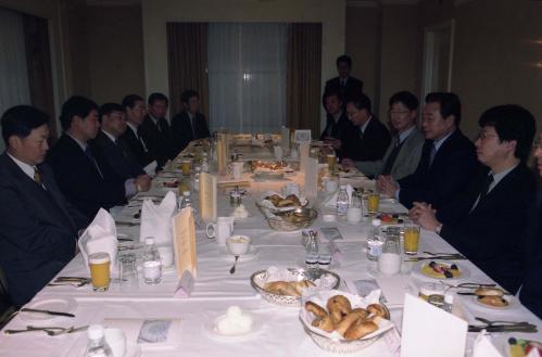 이한동 국무총리 뉴욕특파원단 조찬 간담회 이미지