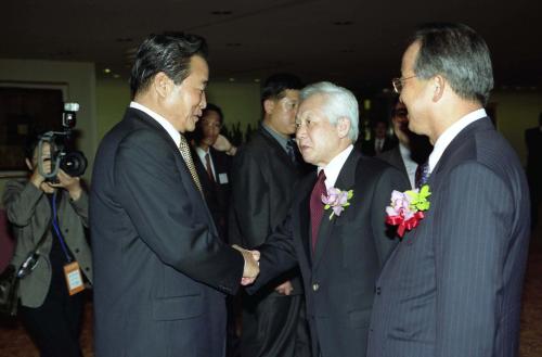 이한동 국무총리 2001 해외한민족 경제공동체회의 폐막식 참석 이미지