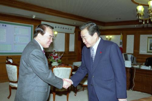 이한동 국무총리 이계황 전통문화연구회 회장일행 접견 이미지