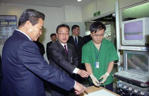 이한동 국무총리 한국과학기술연구원 방문 이미지