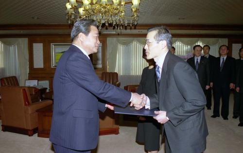 이한동 국무총리 이승희 청소년보호위원장, 박기종 규제개혁조정관 임명장 수여식 이미지