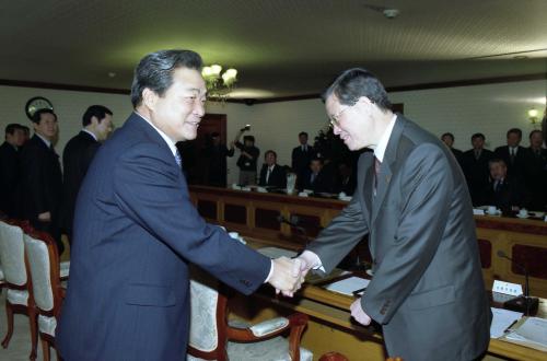 이한동 국무총리 구제역관련 관계부처대책회의 주재 이미지