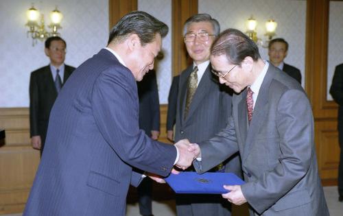 이한동 국무총리 5개연구회 이사장 임명장 수여식 이미지