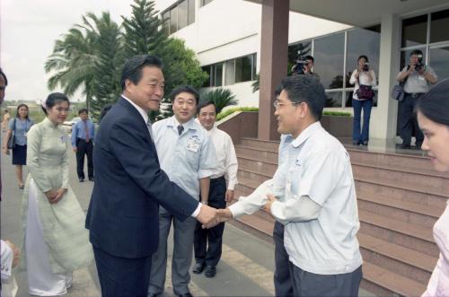 이한동 국무총리 내외분 베트남 한국투자기업 삼성비나 방문 이미지