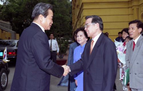 이한동 국무총리 베트남 방문 공식환영식 이미지