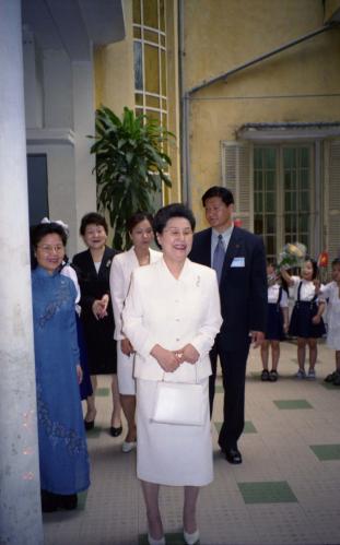 이한동 국무총리 부인 조남숙 여사 Binh Minh 초등학교 방문 이미지