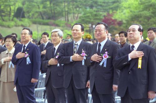 이한동 국무총리 제42주년 4ㆍ19 혁명 기념식 참석 이미지