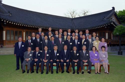 이한동 국무총리 5개연구회 이사장 및 민간이사 초청 만찬 및 기념촬영 이미지