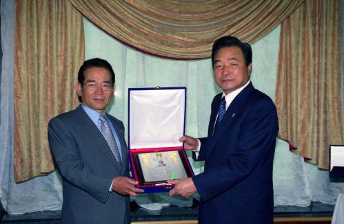 이한동 국무총리 퇴임 진념 전 재정경제부장관 기념패 증정 이미지