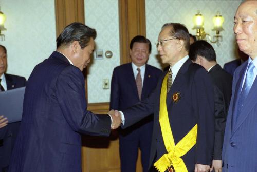 이한동 국무총리 정부공직자 윤리위원 포상 및 위촉장 수여식 이미지