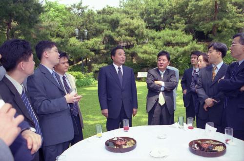 이한동 국무총리 취임 2주년 출입기자단 초청 오찬 간담회 및 기념촬영 이미지