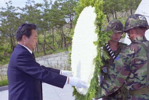 이한동 국무총리 영천호국원 현충탑 참배 이미지