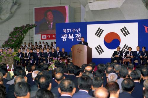 장대환 국무총리서리 제57주년 광복절 경축행사 참석 이미지