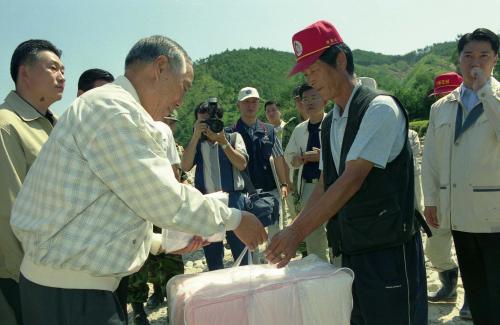 김석수 국무총리서리 주문진 수해복구 작업현장 순시 이미지