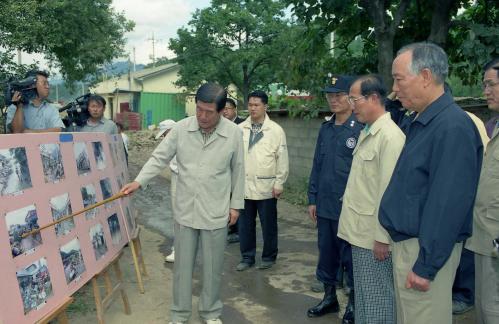 김석수 국무총리서리 영동 수해복구 작업현장 순시 이미지